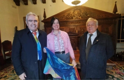 El gobernador rotario en el Ayuntamiento de Huesca con la alcaldesa
