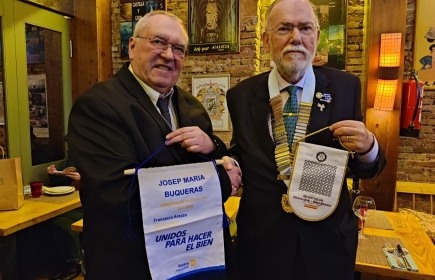 Josep Maria Buqueras intercambia obsequios con Francesc Comavella presidente del RC Barcelona Centenario