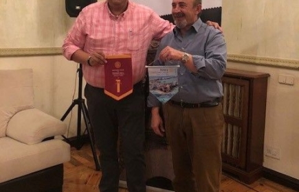 Manuel, secretario de Rotary Club de Teruel y Alejandro se intercambian los respectivos banderines